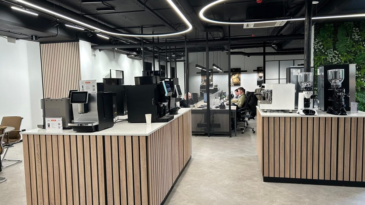 Офис продаж — open space с ресепшн и рабочими местами